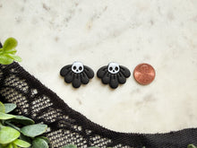 Load image into Gallery viewer, Skull Flowers
